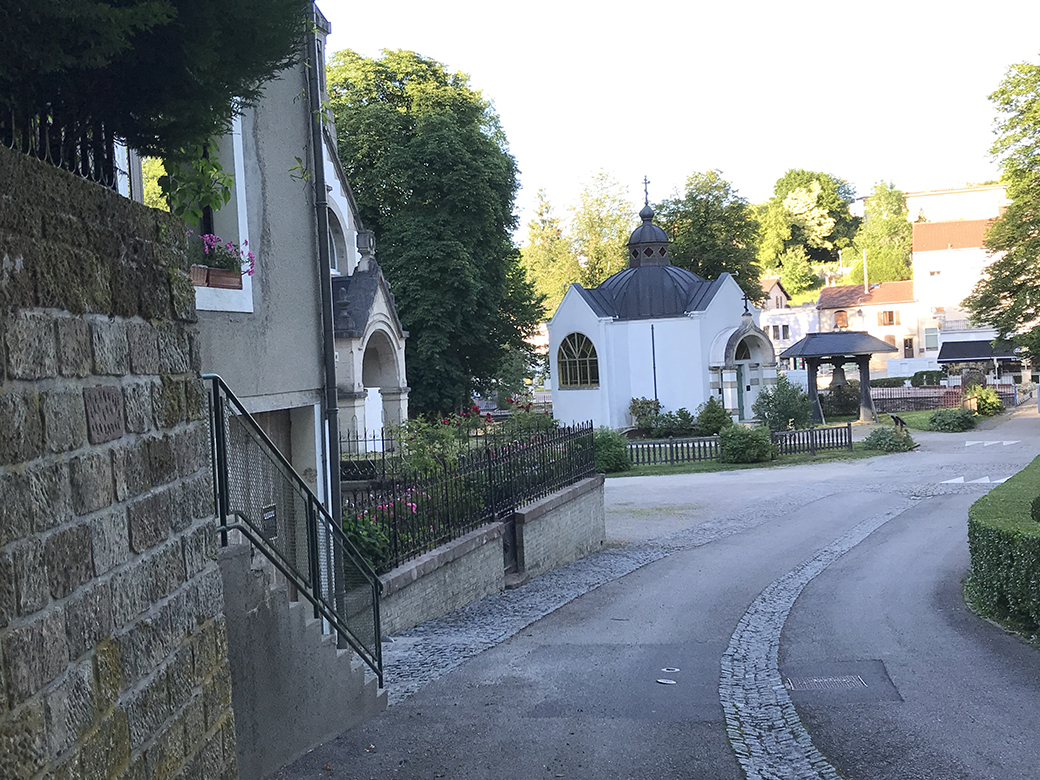 Alleyway in the park at Contrexéville. In 1918, the American Red Cross built a "hut" between the English Church and the Russian Orthodox Church.